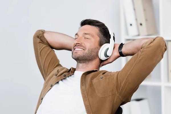 The Connection Between Relaxing Music and Mindful Meditation